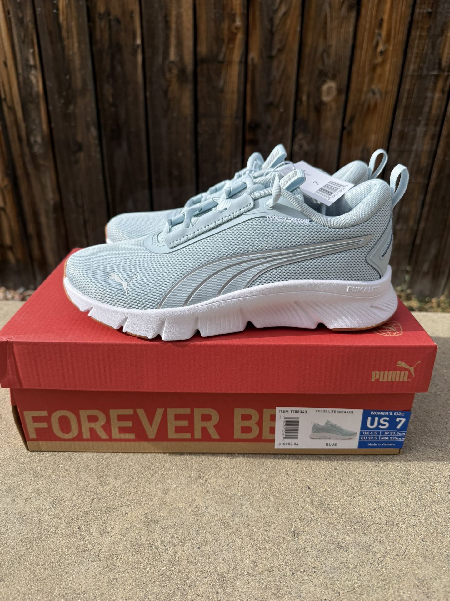 Sneakers Size 7 Woman’s 