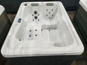 NEW Hot Tub, 5' x 7' with Lounger, 21 Jets, LED Light, Made in USA