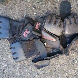 2 Pairs Of Martial Arts Fighting Gloves