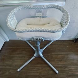 The HALO® Bassinest® swivel sleeper is the only bassinet that rotates 360 degrees for the ultimate in convenience and safety. 