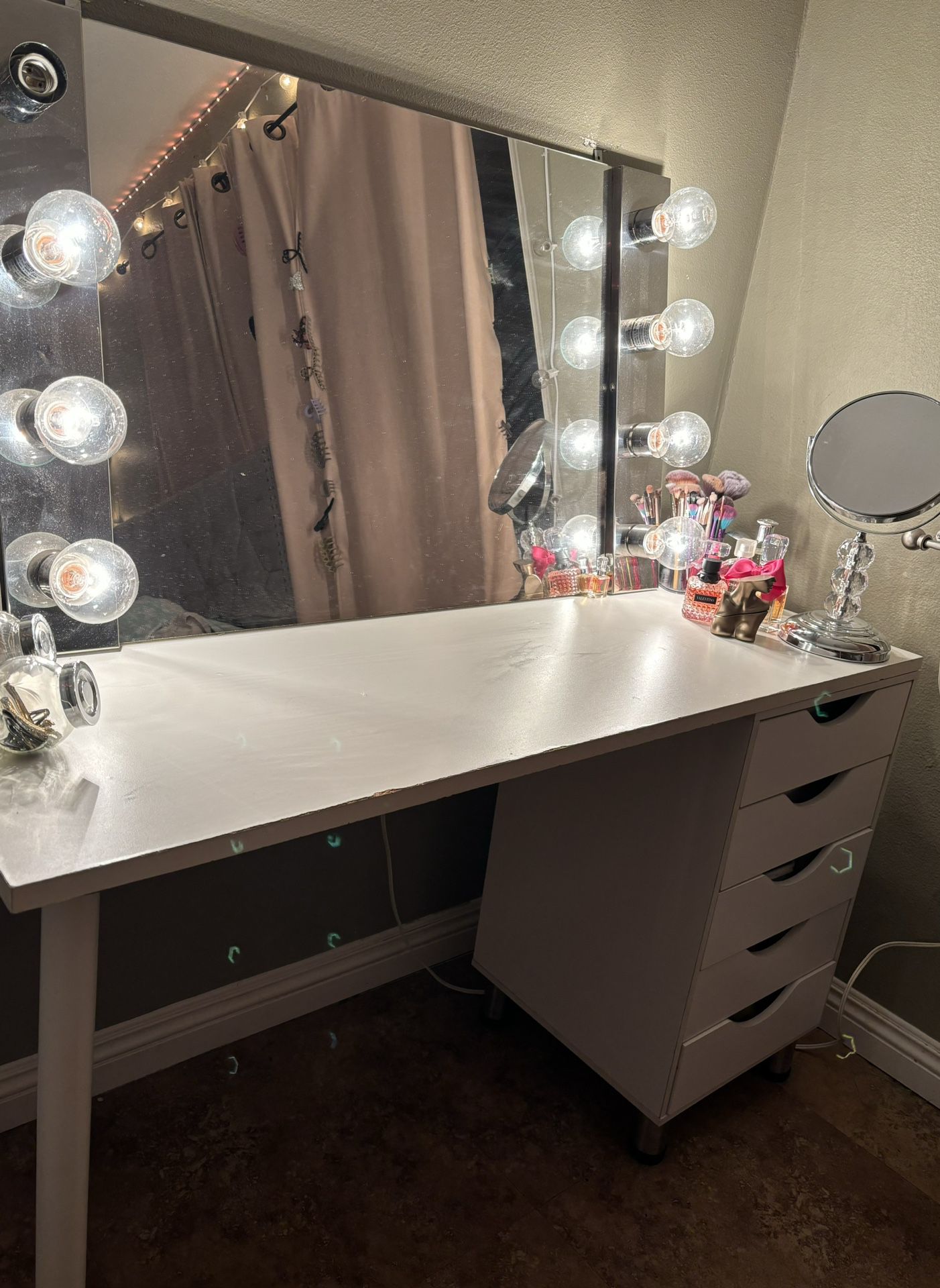 Vanity Desk With Mirror 