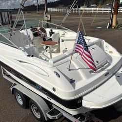 2005 Chaparral 22’ Cuddy Cabin EFI Super Low Hours New Upholstery.