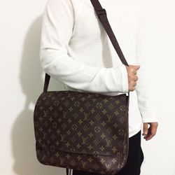 Authentic Louis Vuitton Monogram Men's Messenger Bag Date