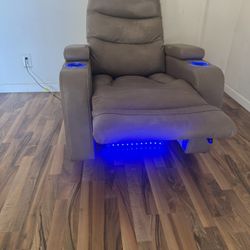 Very Nice Quality Comfort Chair (Reclining, Lights & USB Port)