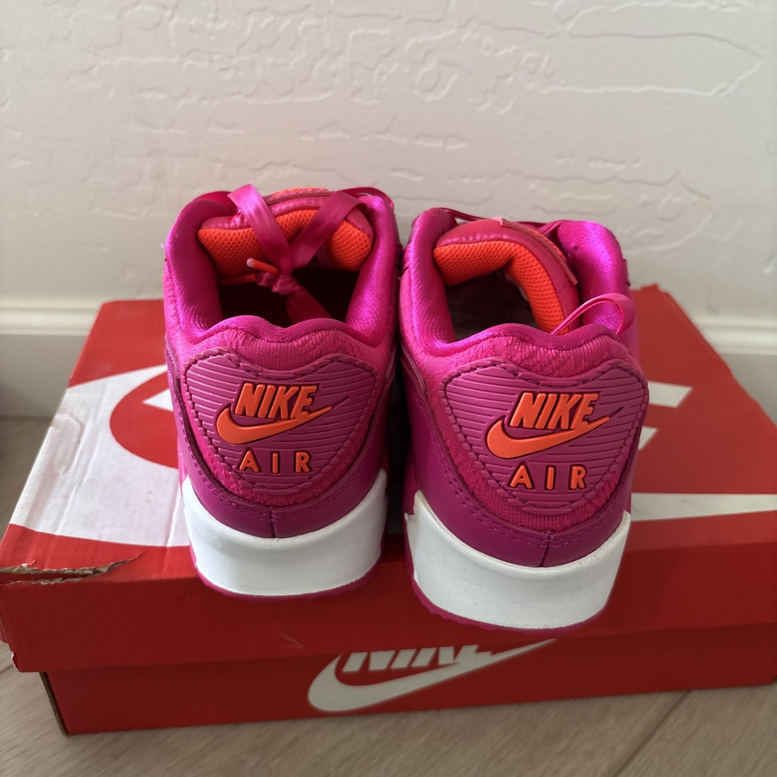 Nike Air Max 90 Valentines Day Pink Prime Sneakers Women’s Size 8.5 Woman’s 7men