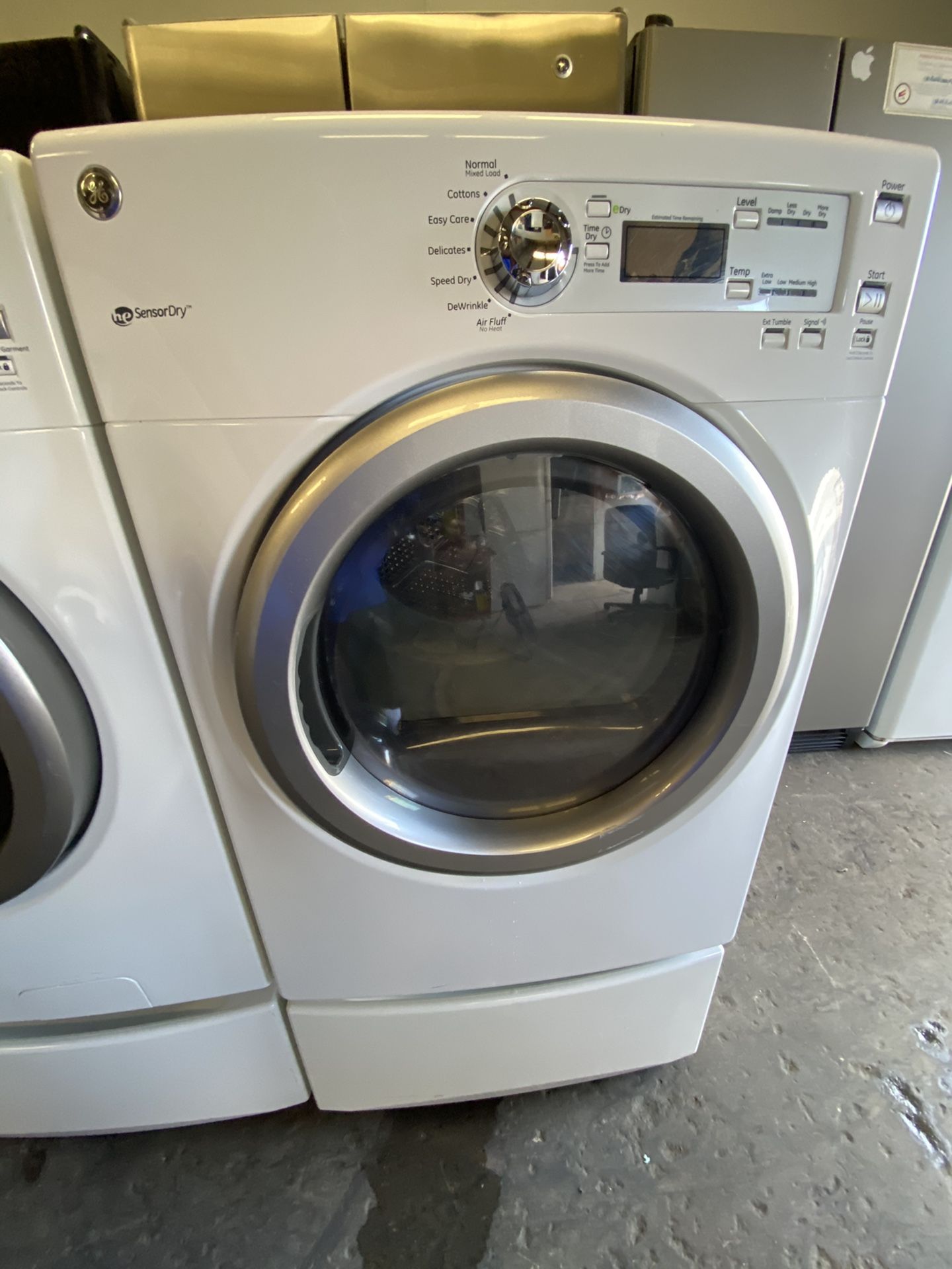 Frontload ge washer and electric dryer on pedestals both works great