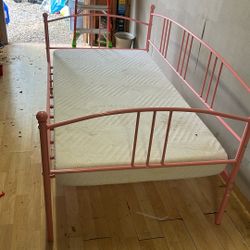 Girl Barely Use Has Bottom Pull Out As Well Just One Bed  Shoot Me An Offer 