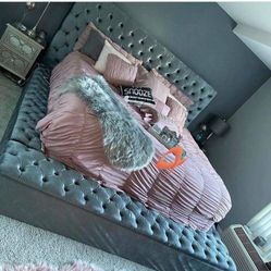 Brand New/ Gray Velvet Queen Storage Platform Bed Frame Cama 