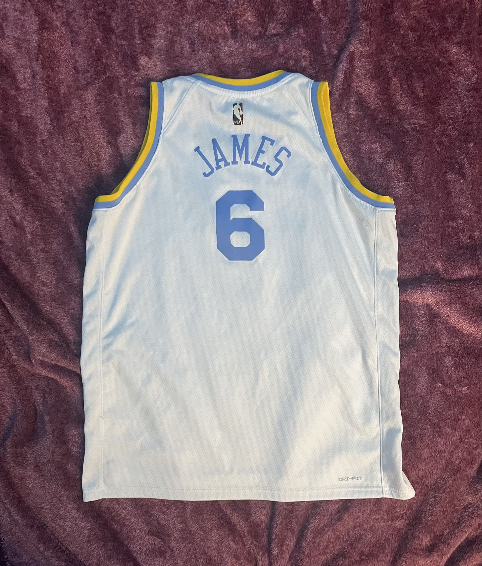 Nike - Lakers LeBron James Dri-FIT NBA Swingman Jersey