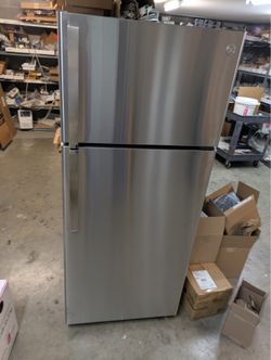 GE 18 cu ft Refrigerator * NEW*