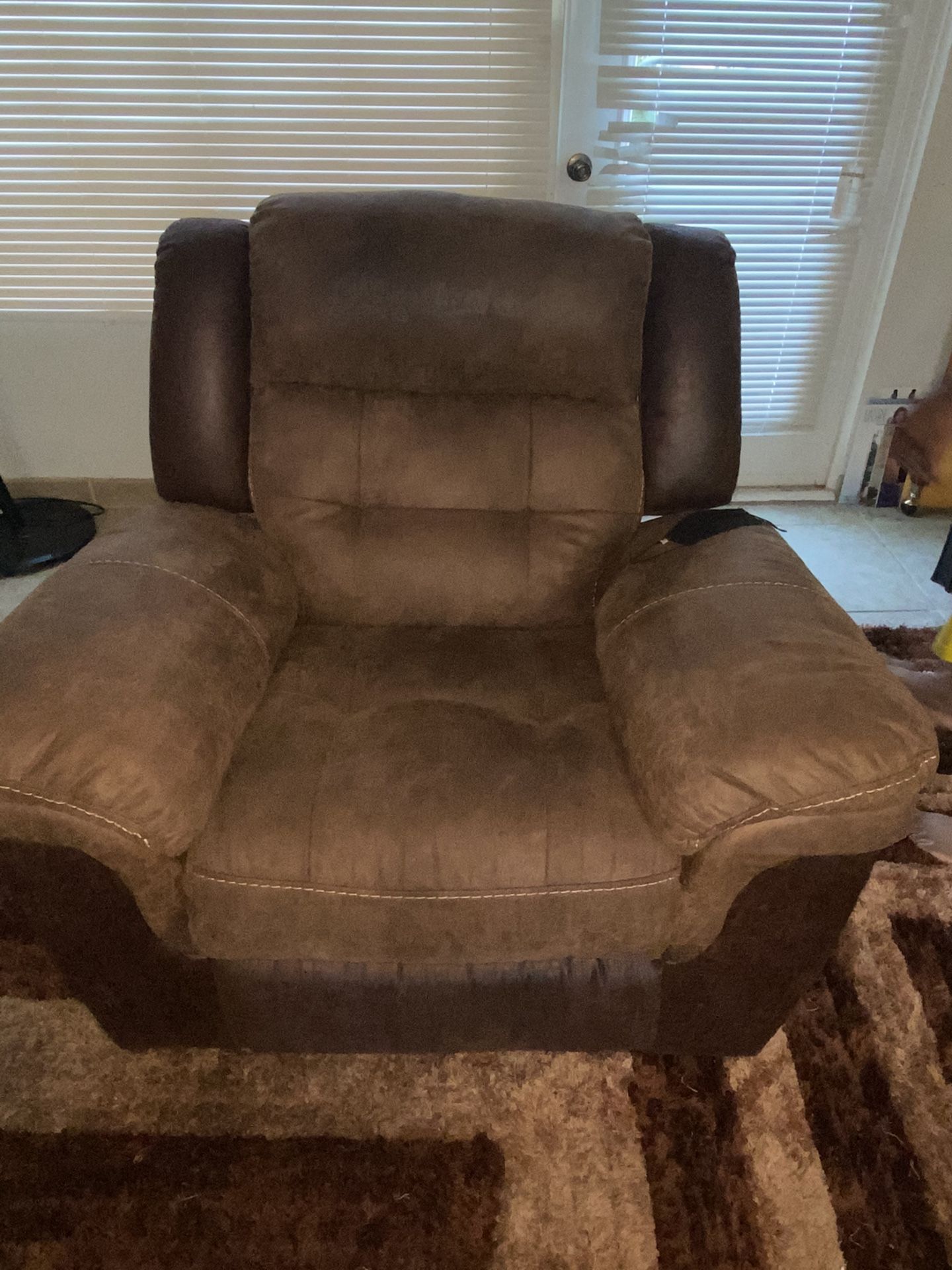 Bob’s Furniture Navigator Manual Reclining Sofa & Recliner