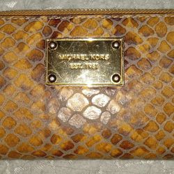 Michael Kors Wallet Almost New Worth 200
