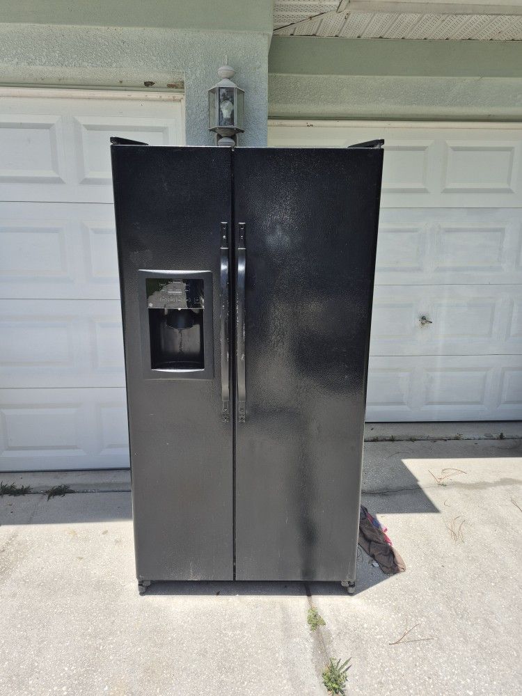 GE Side By Side Refrigerator With Ice And Water Black