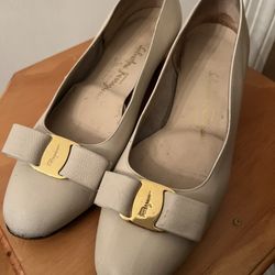 Salvatore Ferragamo Vara Bow Ballet low heel flats Size 8