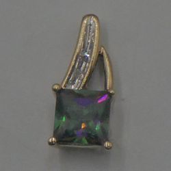 1OKT YELLOW GOLD PENDANT 1 GRAM W 2 DIAMONDS  & PRINCESS CUT ALEXANDRITE STONE. 884306-2. NOTE DIAMONDS ARE TESTED AND REAL. I'M NOT SURE IF ALEXANDRI