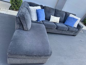 Perfect condition Ashley’s sectional couch!!
