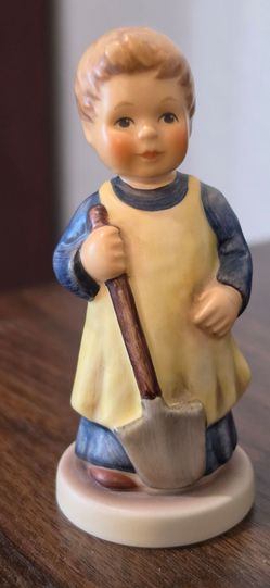 Goebel Hummel Figurine "Garden Treasures" HUM 727 - Club Exclusive
