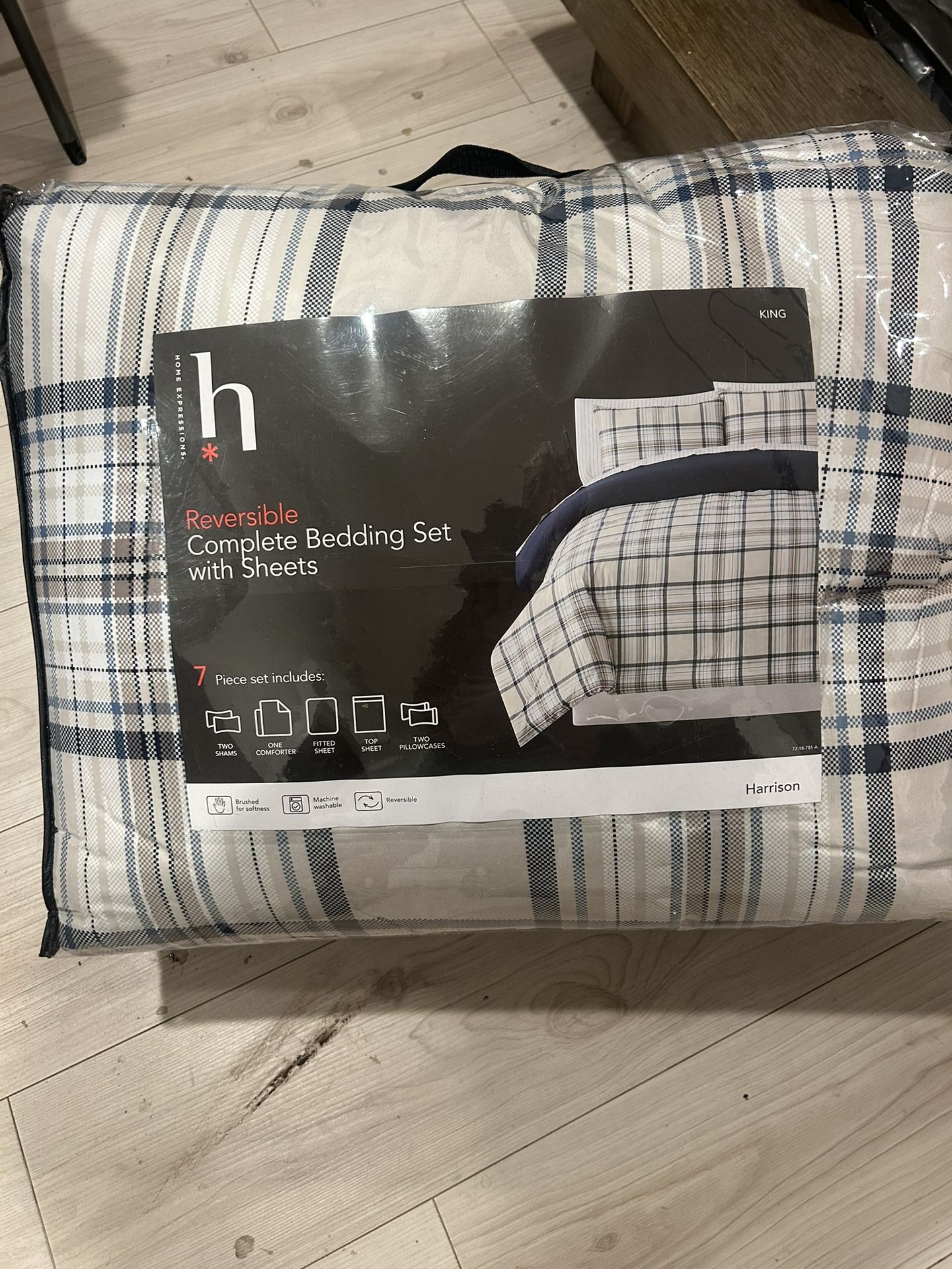 Reversible Complete Bedding Set With Sheets