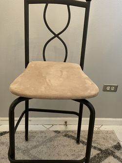 2 Matching Bar Stools (rotating )