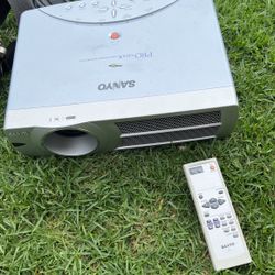 Sanyo projector Pro XTRAX great condition model PLC Dash XU37
