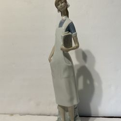 LLADRO PORCELAIN FIGURINE the Nurse 14.3 Inches High Made In Spain 