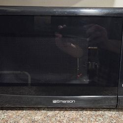 Emerson Mircowave 0.9 Cu. Ft. 900 Watt Countertop  Oven