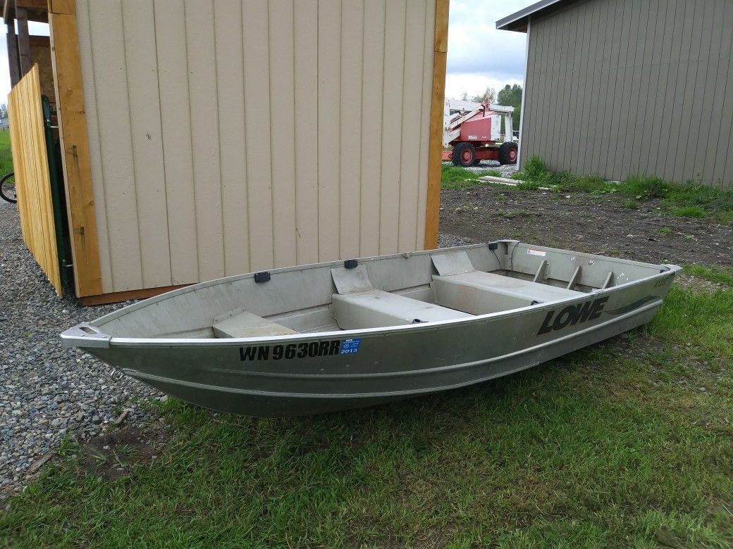LOWE 12 ft. A1257 angler fishing boat