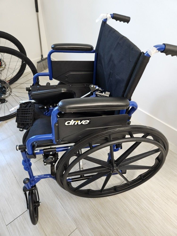 Wheelchair 20" Like new/ Removable Leg Extensions