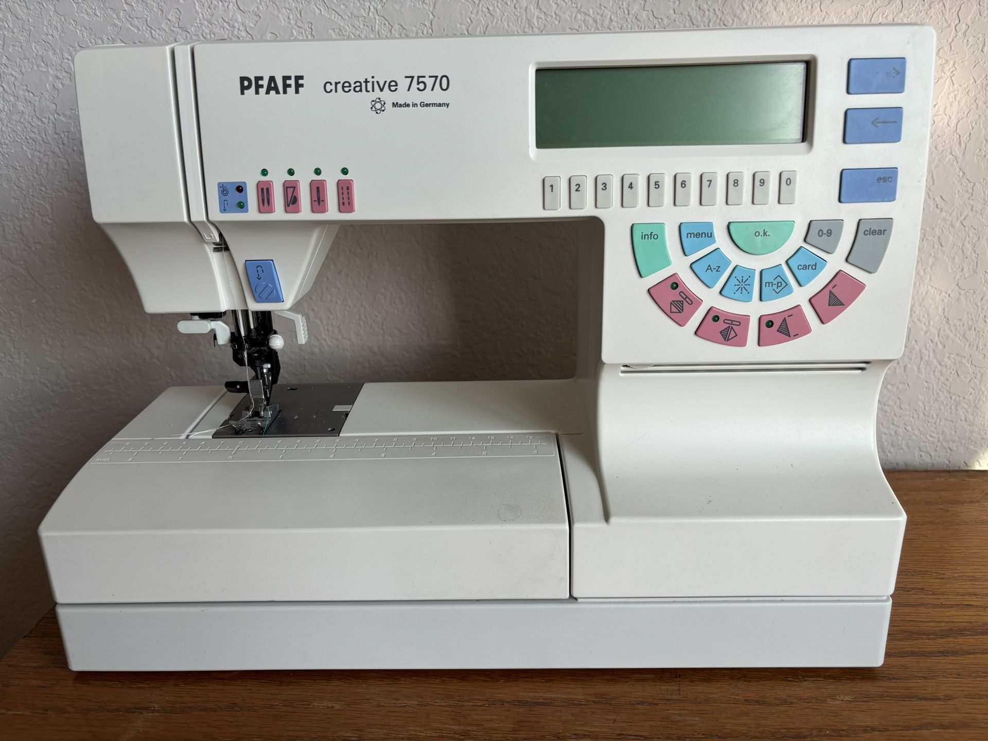 Pfaff Creative 7570 Sewing Machine