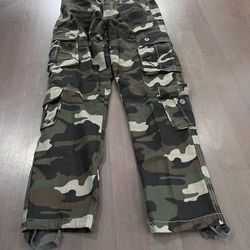 men's cargo pants. Size 32, but fits like 30
