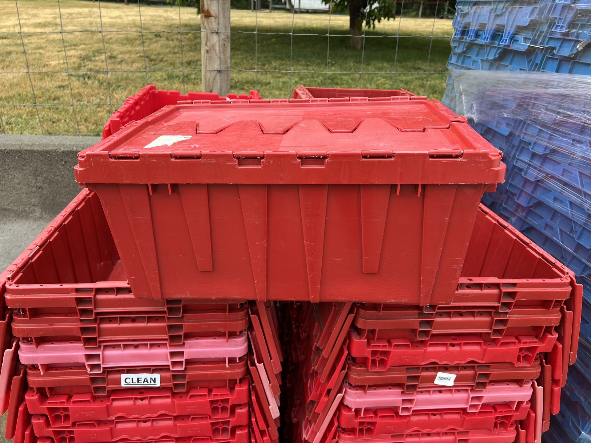 Plastic Totes With Interlocking Lids