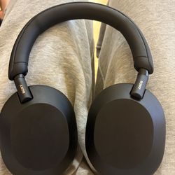 Slightly used sony xm5’s , would also be down for trades