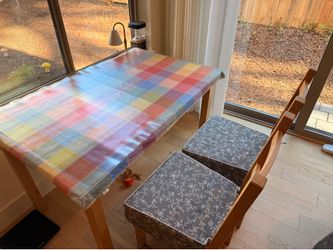 Solid pine dining table with 2 chairs and table covers