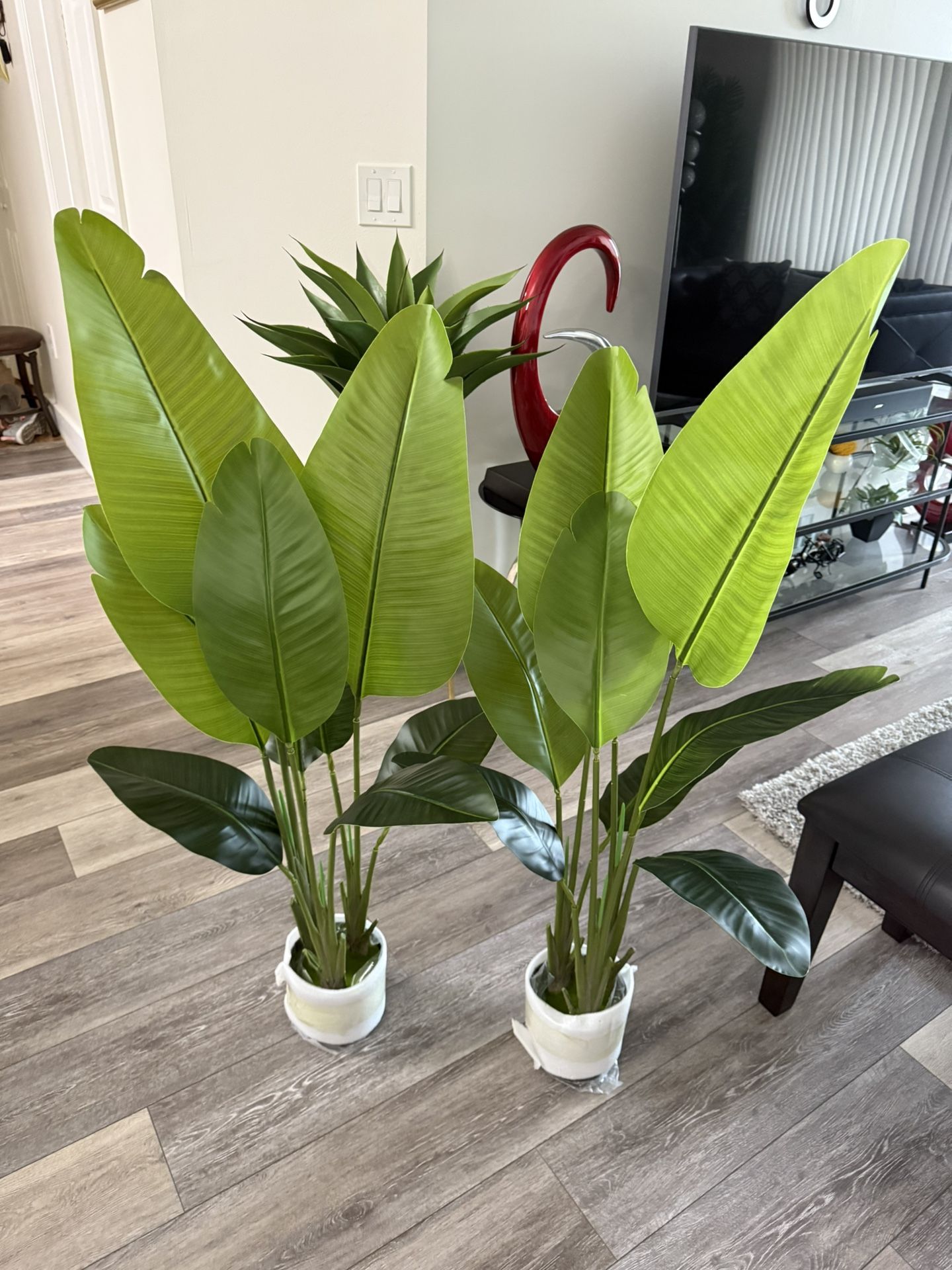 Pretty Artificial Plant 4 FT Tall Realistic Leaves! Brand New