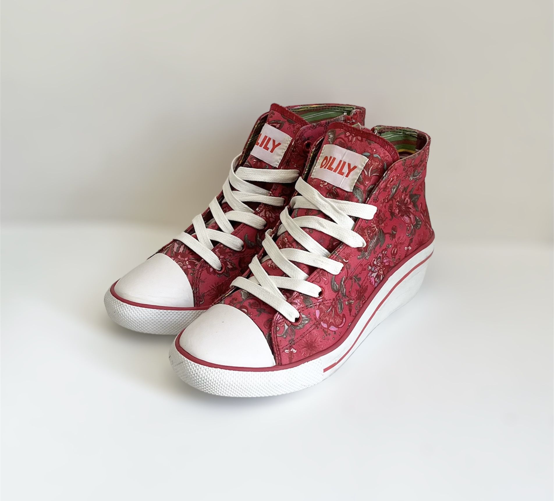 Oilily Red Green Floral Size 36 Converse Style Zippered High Top Sneakers