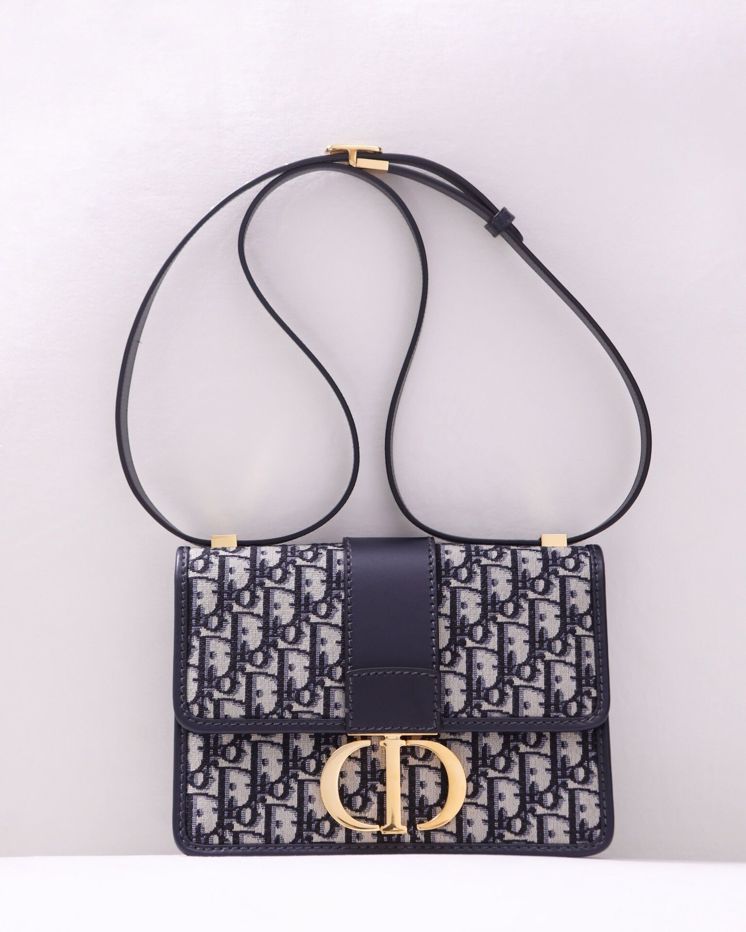 Navy blue dior 30 montaigne crossbody bag