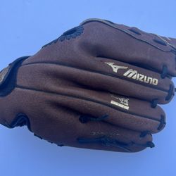 GPP 1150Y1 Prospect Power Close  Max Flex 11.5" Glove Left Hand Throw LHT. Barely used great condition. Bundled with fast free shipping and local pick