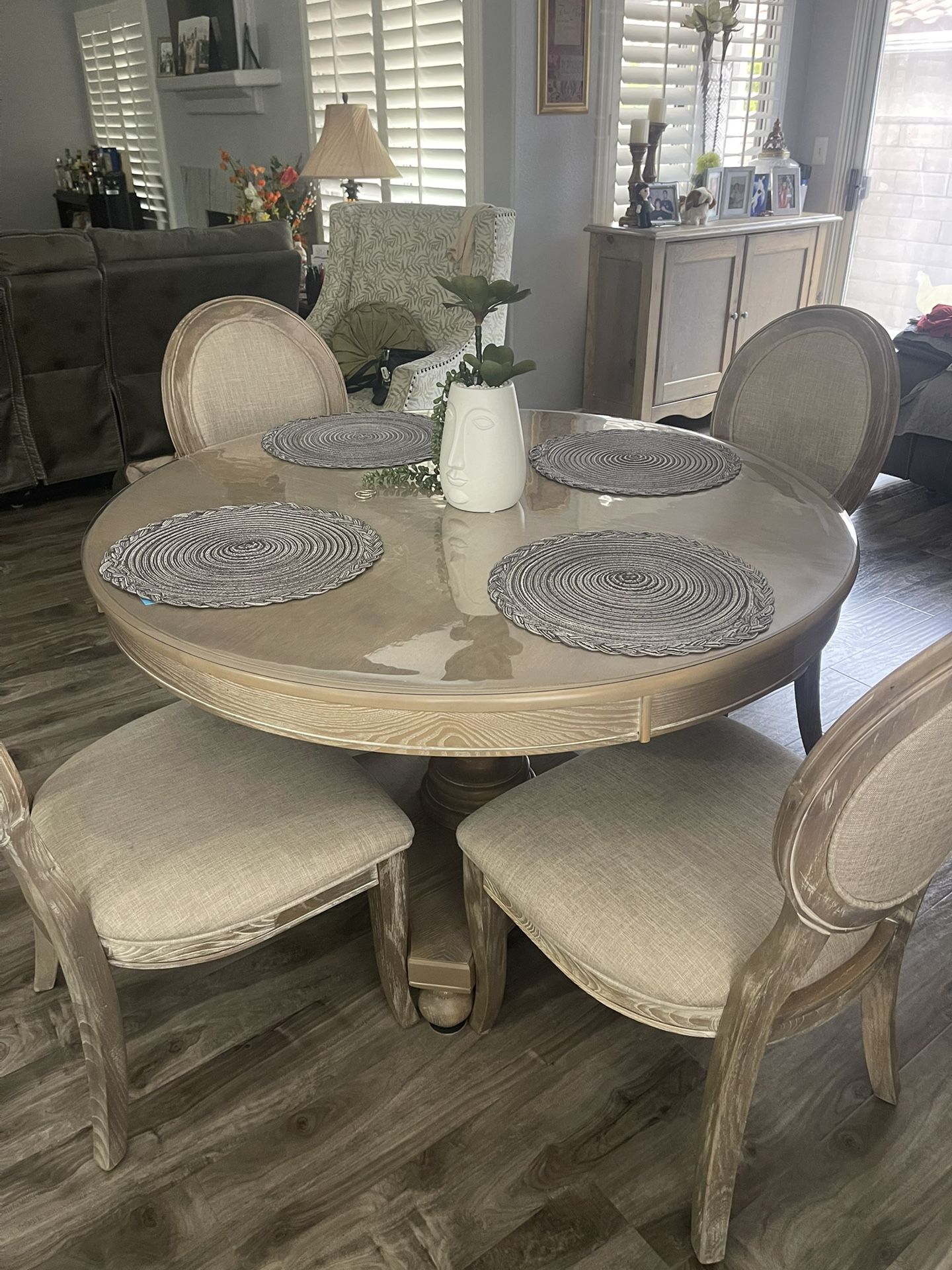 Round Table