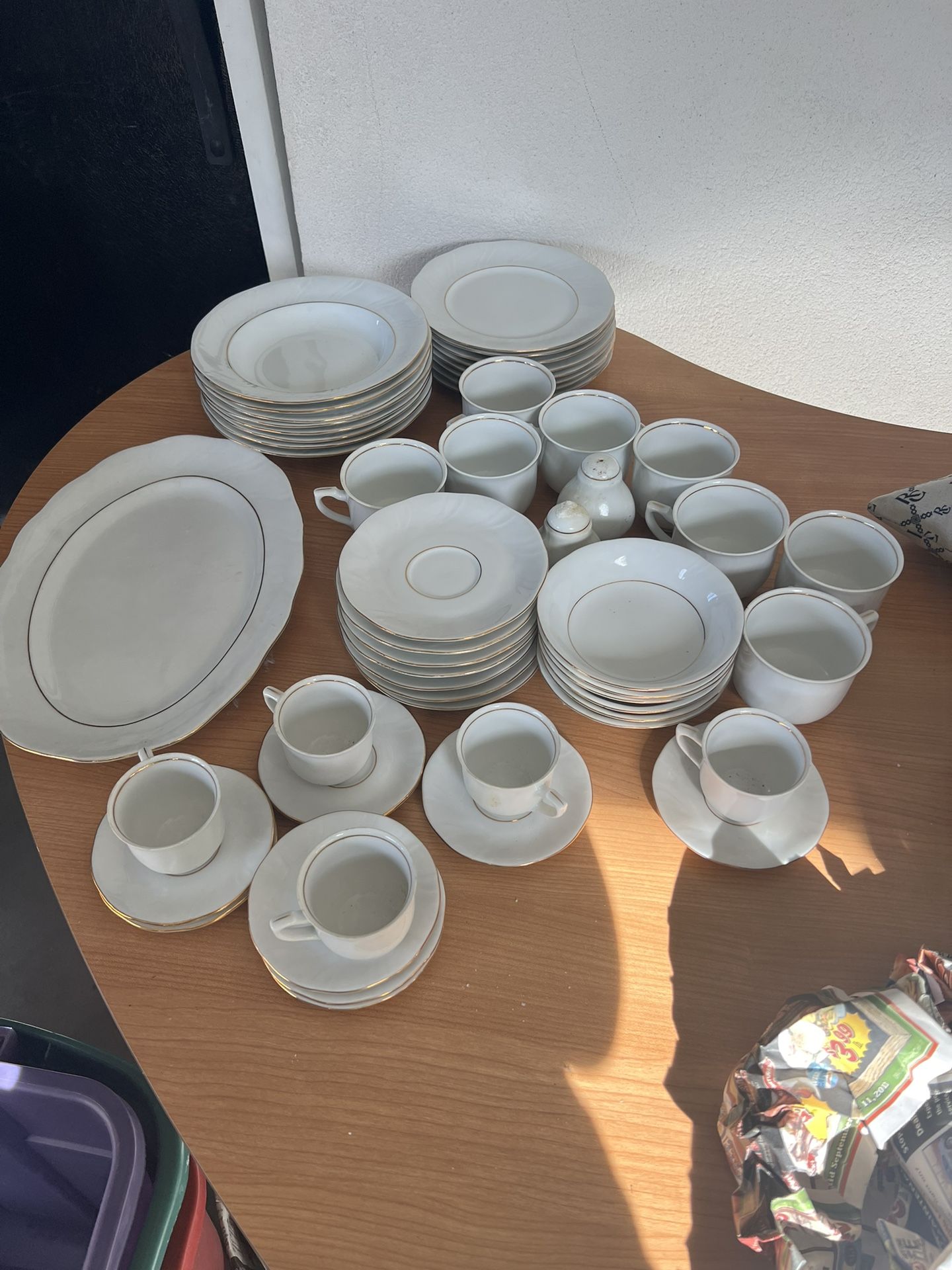 White Dinnerware Set