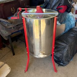Honey extractor