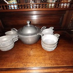Vintage Wilton Metal Chili Pot w Twelve Porringers