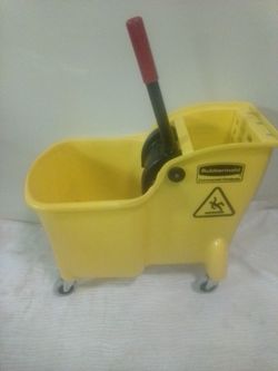 Rubbermaid mop and ringer bucket 🪣