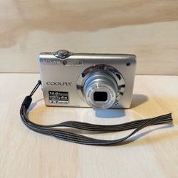 Nikon CoolPix S3000 Digital Camera Silv TESTED Good w/Batt-Charg-SDCard Read Blw