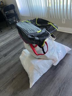 Tengo 3 bolsas de ropa de niño y mujer y niñas