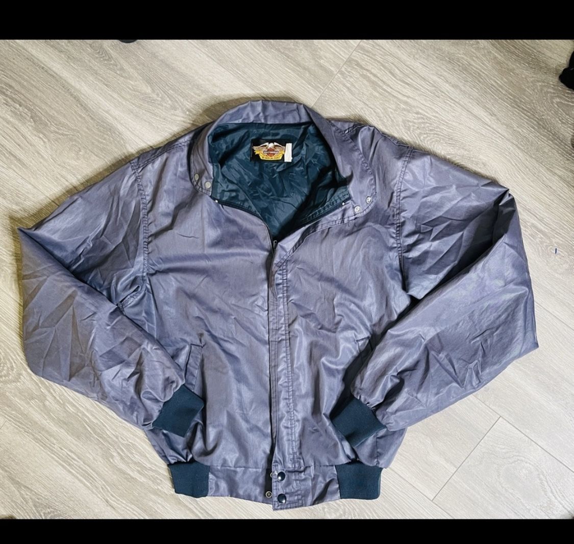 Vintage Harley Davidson bomber jacket. Great Condition but please remember this is a vintage item. Light weight and the tag is blurry it’s seem to fit