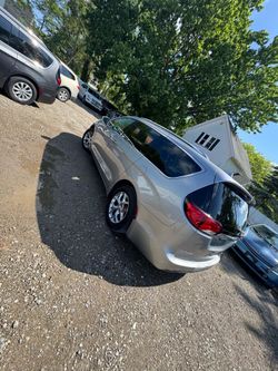 Chrysler Pacifica touring L minivan