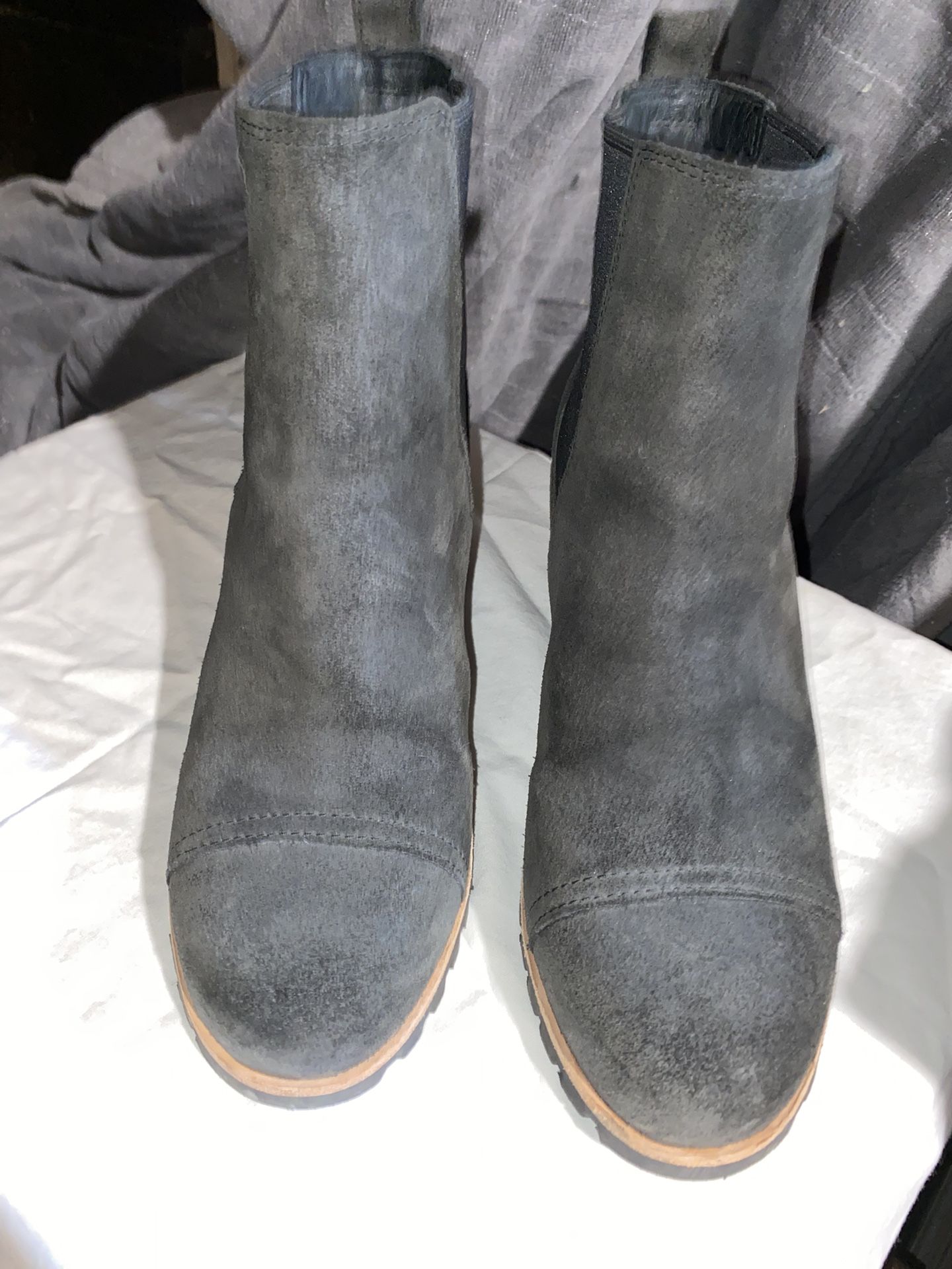Ugg Pax - Hidden Wedged Ankle Boot- Women’s Size 8