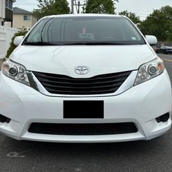 Toyota Sienna 2014 Clean title 1 Owner AWD LE 