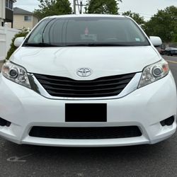 Toyota Sienna 2014 Clean title 1 Owner AWD LE