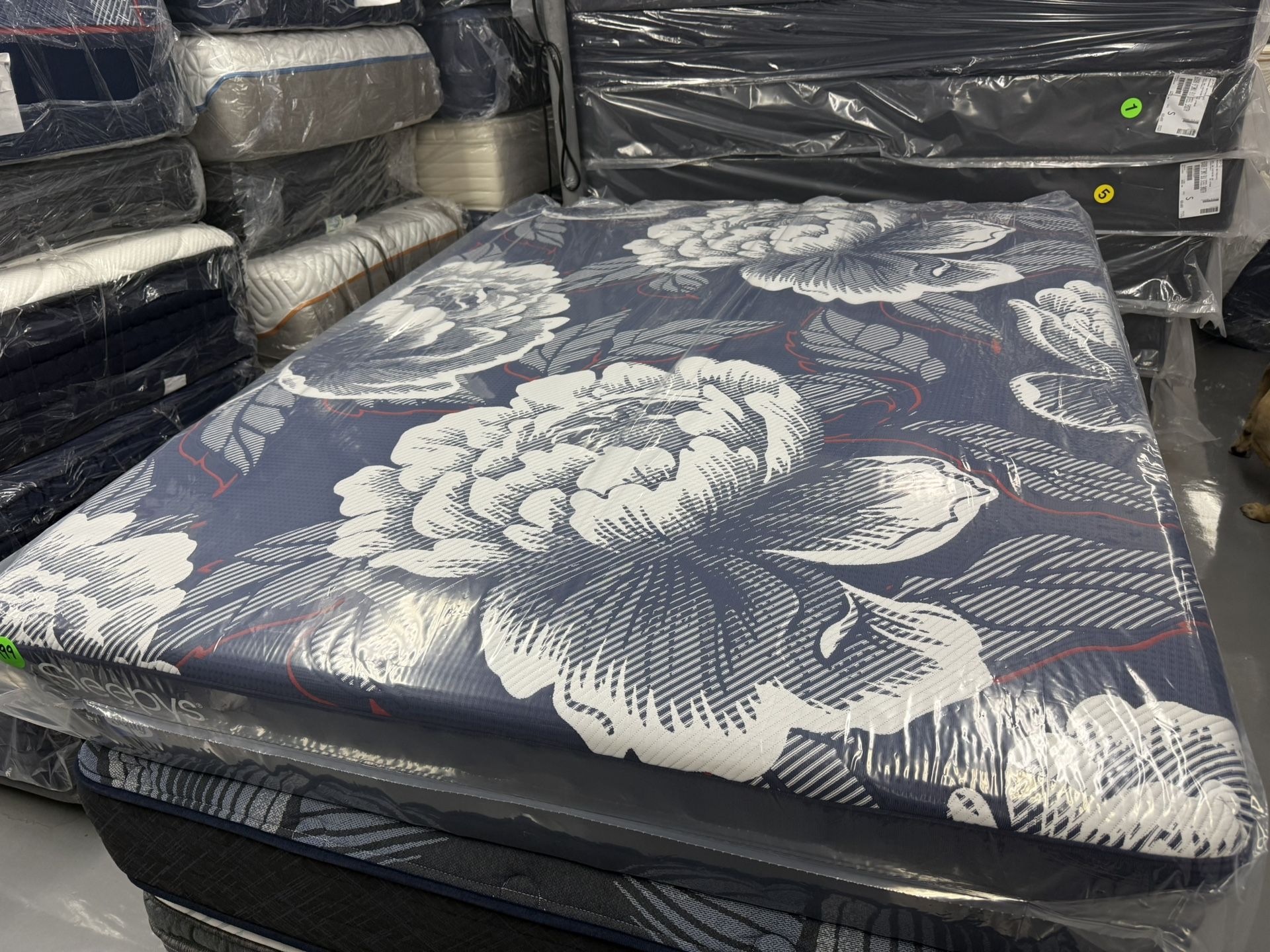 QUEEN SIZE SLEEPY’S HYBRID MATTRESS & BOX SPRING BED SET 